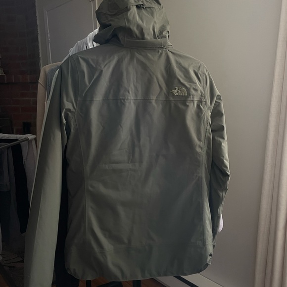 2-in-1 North Face Green Jacket - Picture 3 of 8